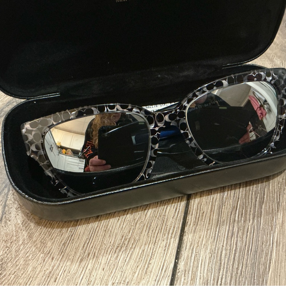 New with hard case COACH black sunglasses with grey pearl signature c